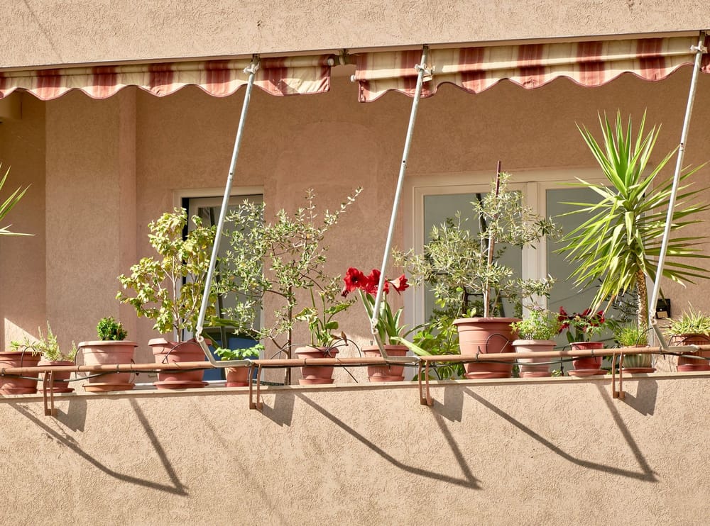 Balkon van 4 m² inrichten voor de zomer 2026: opslag, lounge en de fout die negen op de tien Nederlanders maken