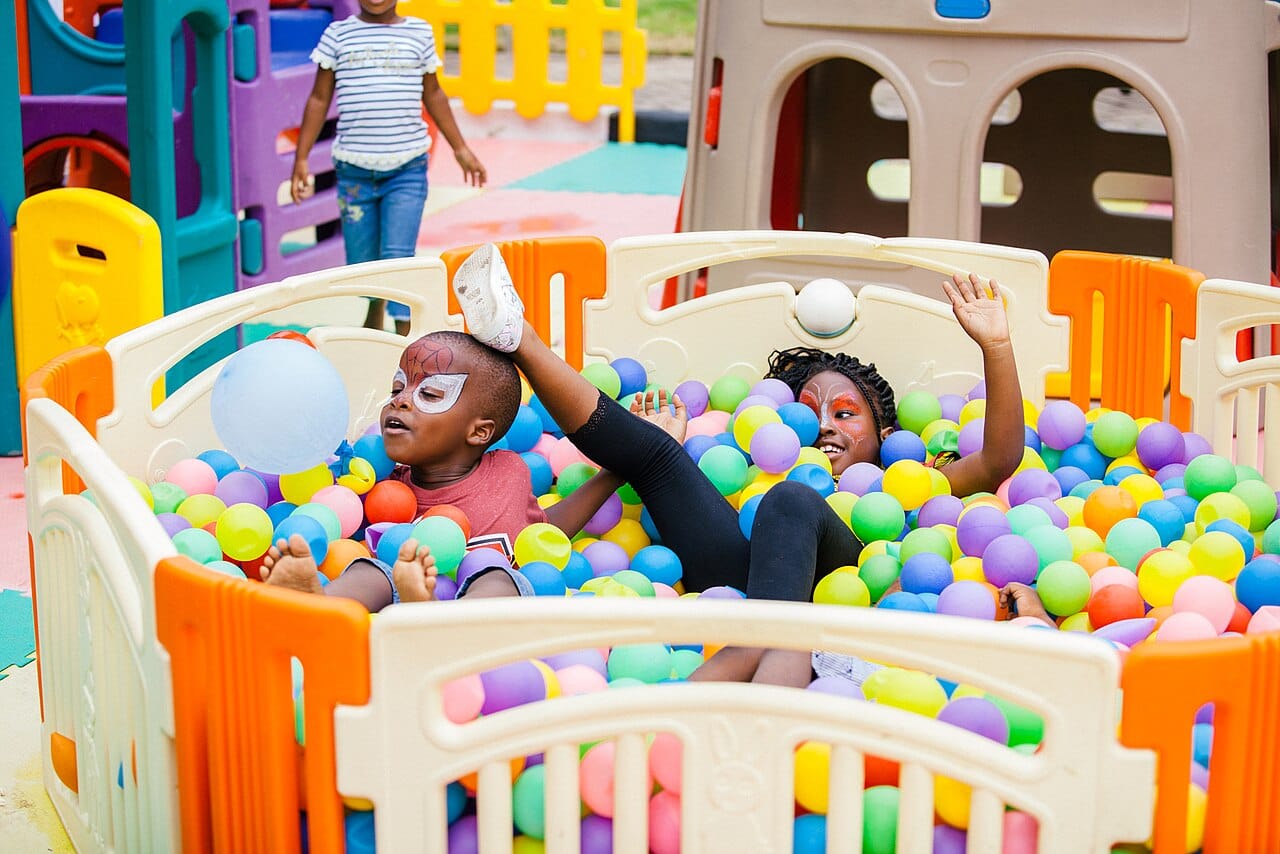 Speelgoed en kinderkamer organiseren in 2026: van puinhoop naar overzicht