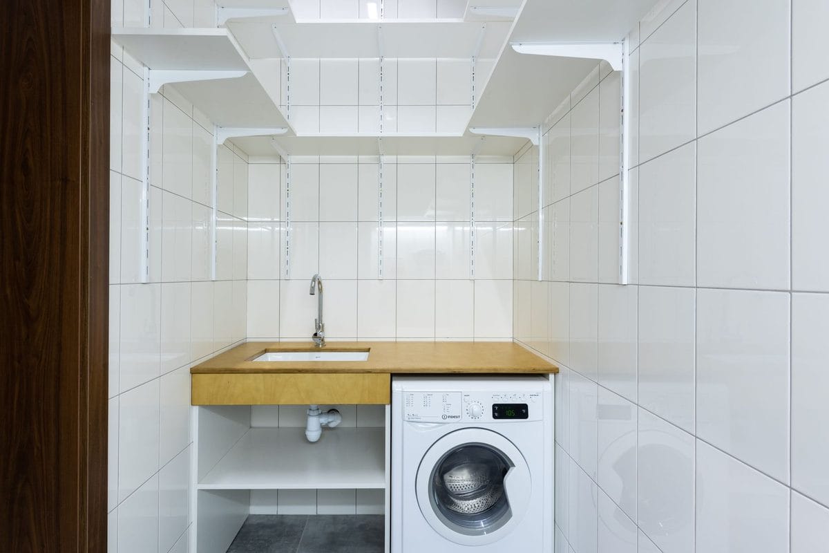 Bijkeuken organiseren voor het najaar: het systeem tegen wasbergen en rommelige schoonmaakspullen