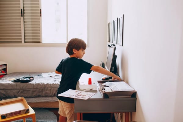 Kinderkamer en bureau organiseren voor het nieuwe schooljaar